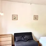 Boutique Studio In City Center, 7\' From Train Station